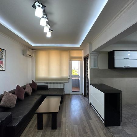 Yeznik Koghbatsi - Amiryan Crossroads 1 Bedroom Comfy Apartment With Balcony Ko100 예레반 외부 사진